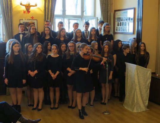 Żywiec: Licealiści śpiewali hymn