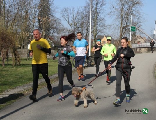 Biegali po parku