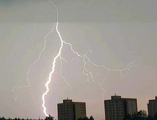 Ostrzeżenie przed burzami. Możliwe ulewy, grad i silny wiatr