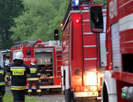Bielsko: Dym w pustostanie. Na poddaszu uwięzione dzieci