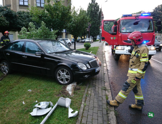 Mercedesem skosił latarnię