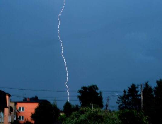 Przełom w pogodzie. Czekają nas burze, silny wiatr, a nawet grad