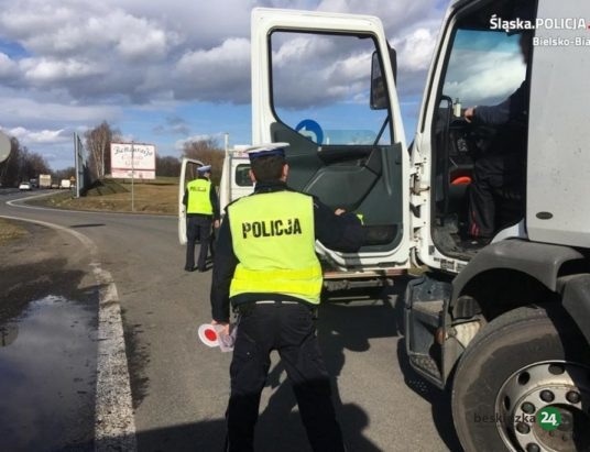 Policjanci walczyli ze smogiem. 70 mandatów, 7 zatrzymanych dowodów…