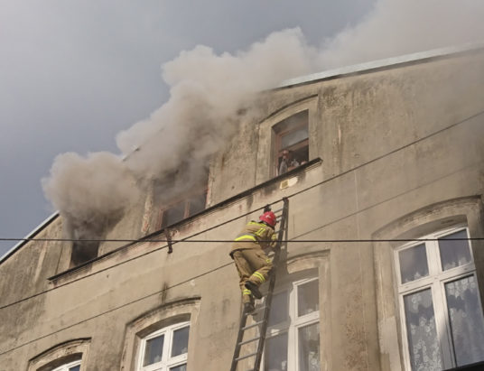 Pilne! Pożar mieszkania. Strażacy uratowali kobietę i dzieci