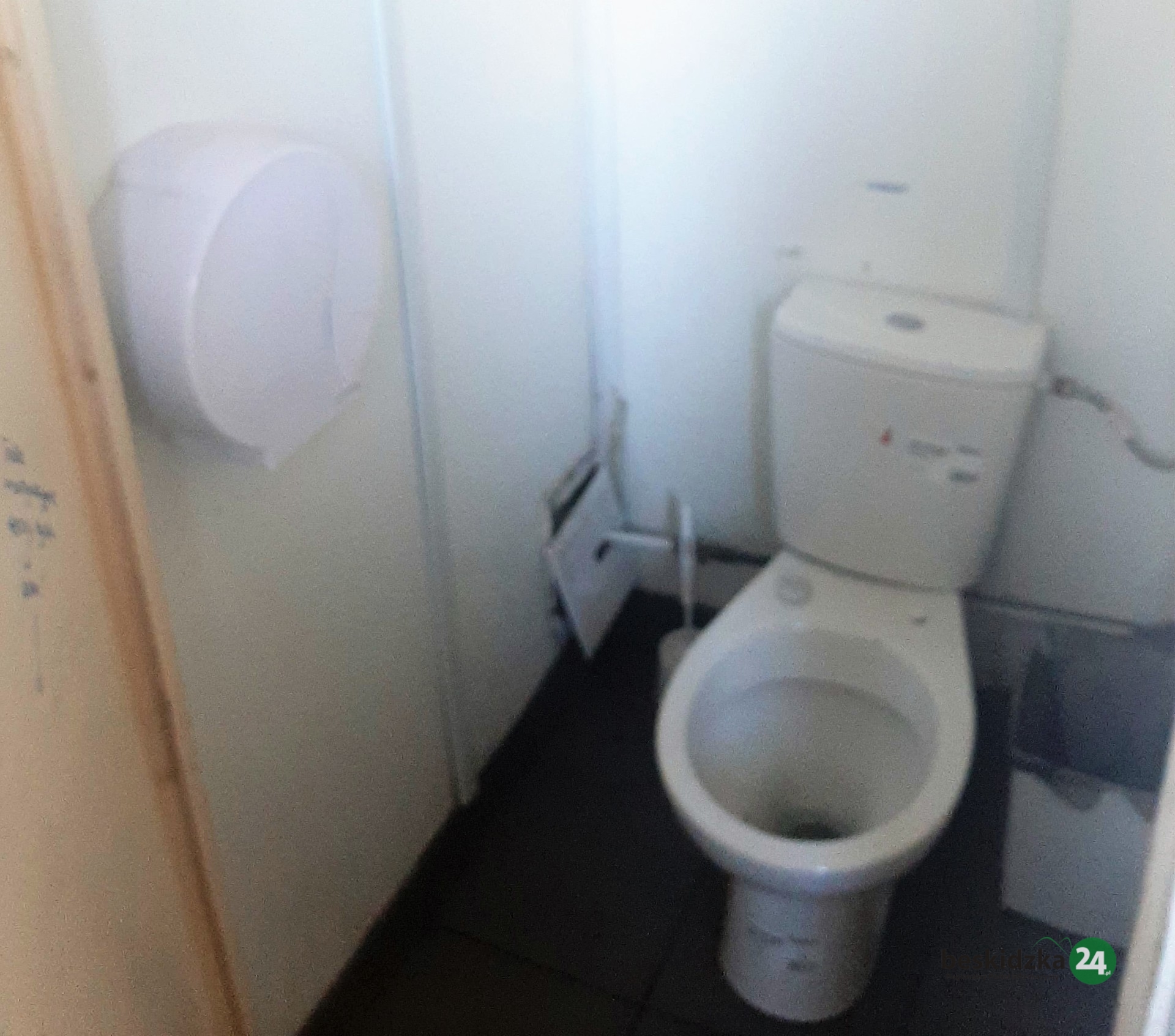 Brzeszcze: Policjanci pomogli nastolatce uwięzionej w miejskim szalecie