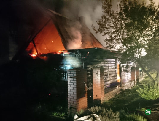 Pożar wiekowego budynku w Janowicach (zdjęcia i wideo)