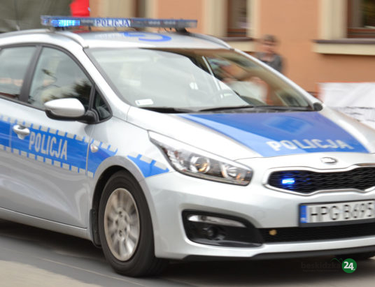 Radiowozem eskortowali do szpitala rodziców z poparzonym maluchem