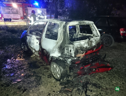 Na parkingu spłonął samochód – ZDJĘCIA