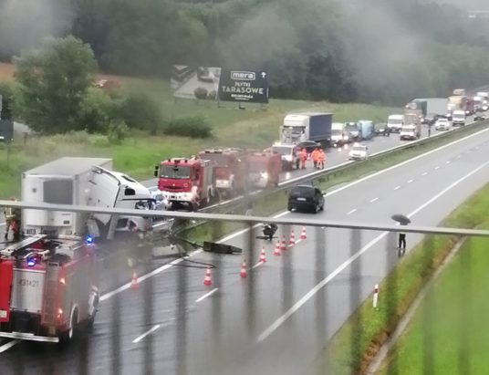Międzyświeć: Groźnie na ekspresówce. Ciężarówka w barierkach – foto