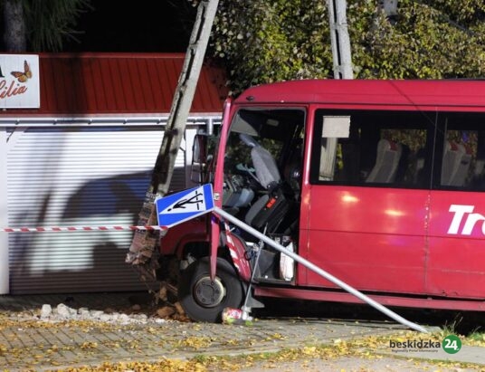 Zderzenie busa z samochodem w centrum Lipowej (aktualizacja) – ZDJĘCIA