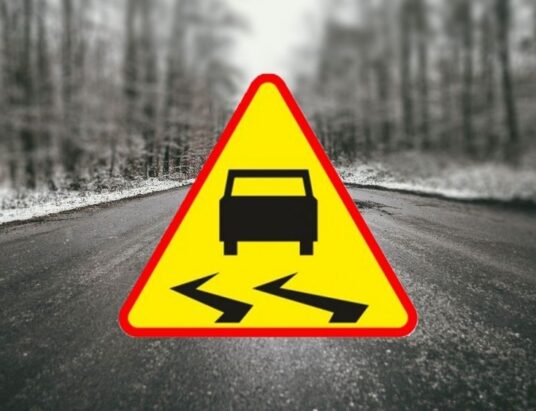 Uwaga na śliskie drogi i chodniki. Alert dla całego regionu
