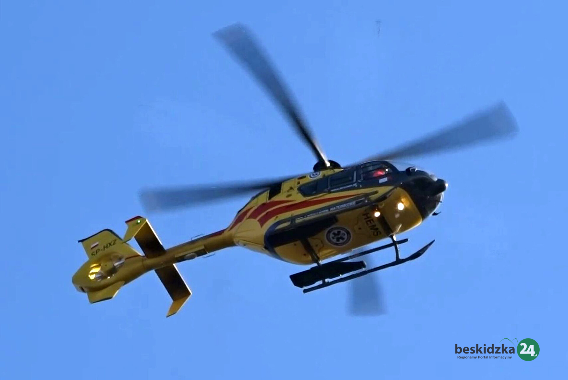 Groźny wypadek w Jeleśni. Motocyklista zderzył się ze śmieciarką – interweniował LPR