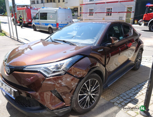 Trafiła w hybrydową toyotę. Skutki kolizji zneutralizowali strażacy – foto