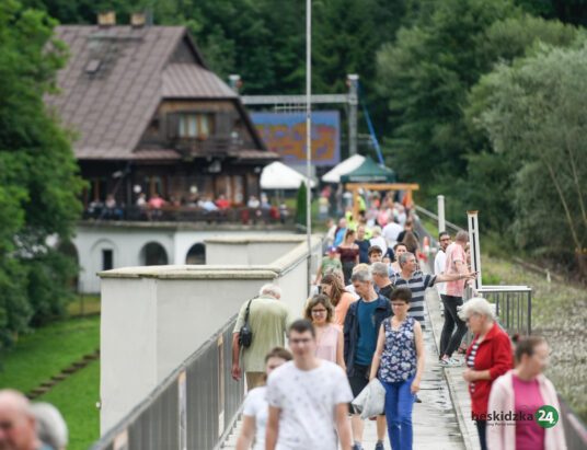 Tłumy na zaporze. Takie spacery to rzadkość!