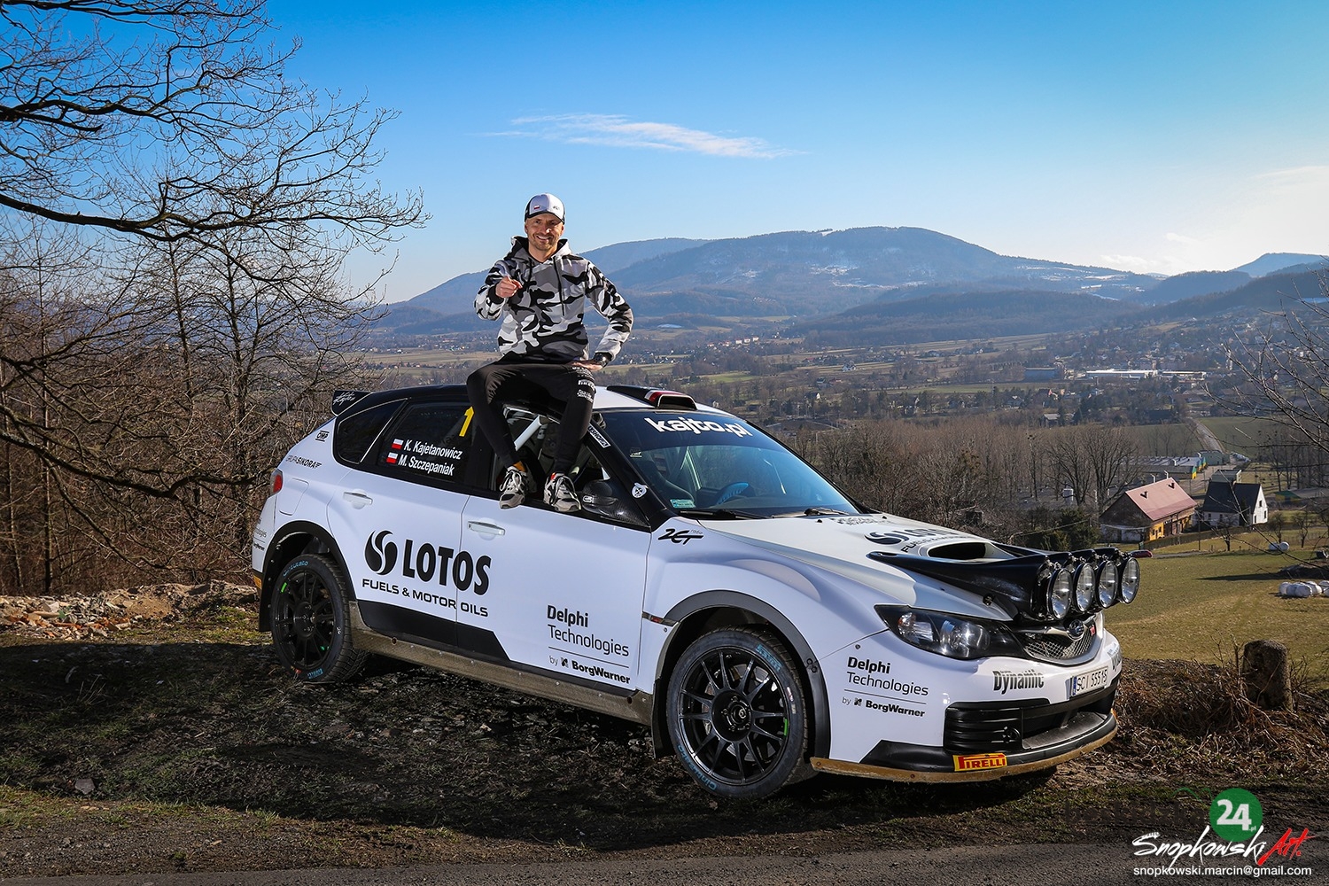 Kajto en el Campeonato Mundial de Rally.  Entrenamiento croata frente a él
