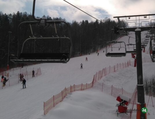 Trwa naśnieżanie stoku w Bielsku-Białej. Kierownictwo ośrodka prosi o wyrozumiałość