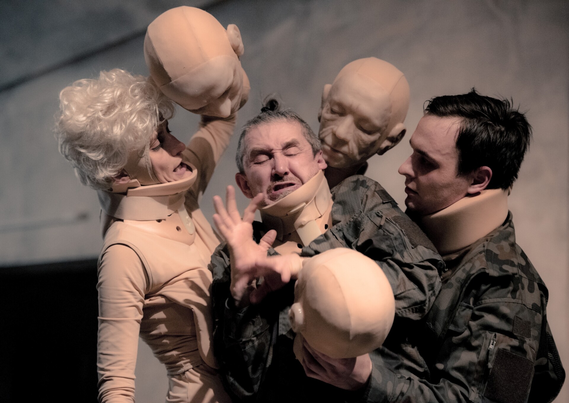 Łzy artystów po przejmującym spektaklu w Banialuce. Bo z wojny się nie wraca | ZDJĘCIA