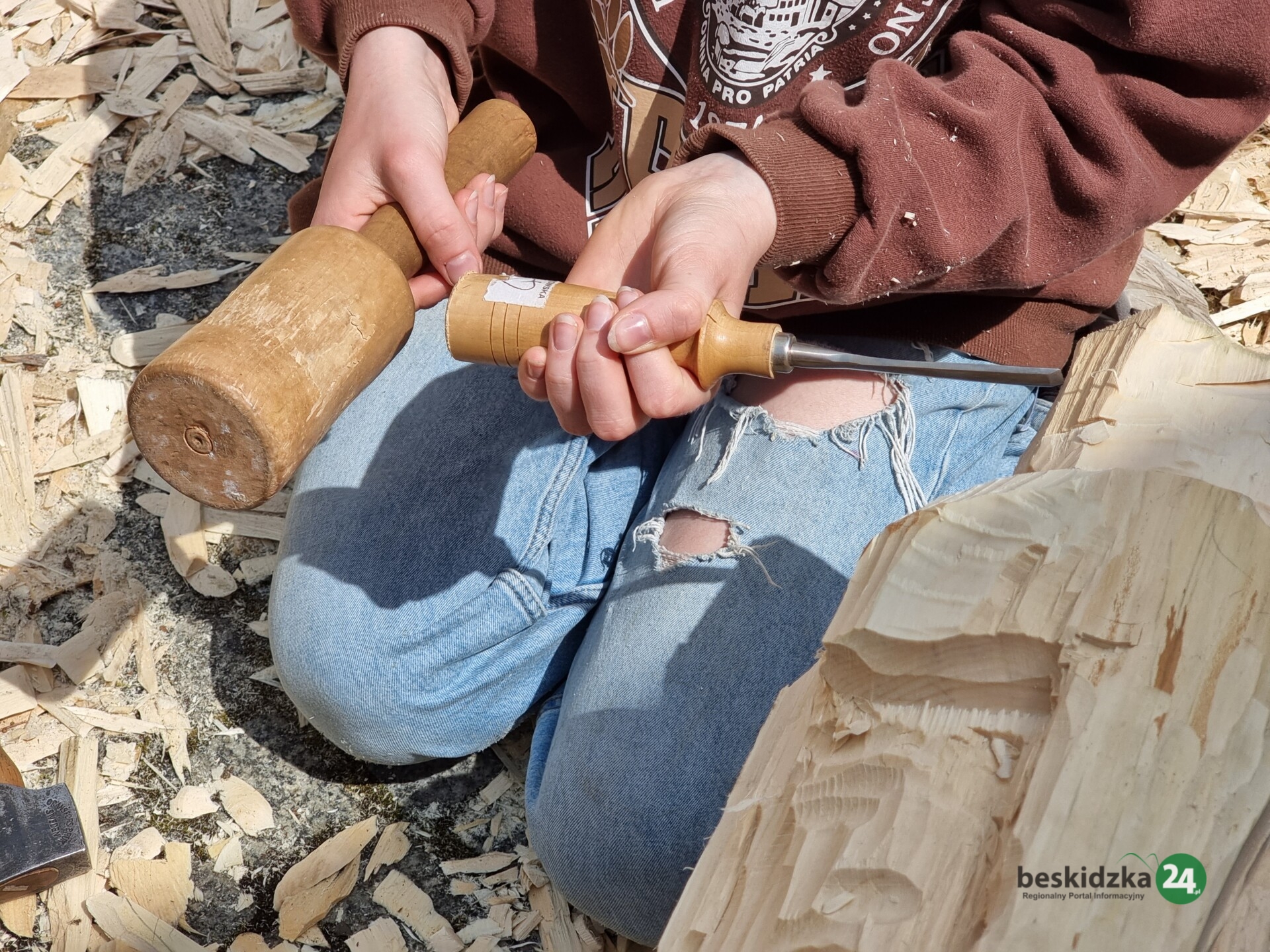 Pięciu młodych rzeźbiarzy vs. lipowe kłody