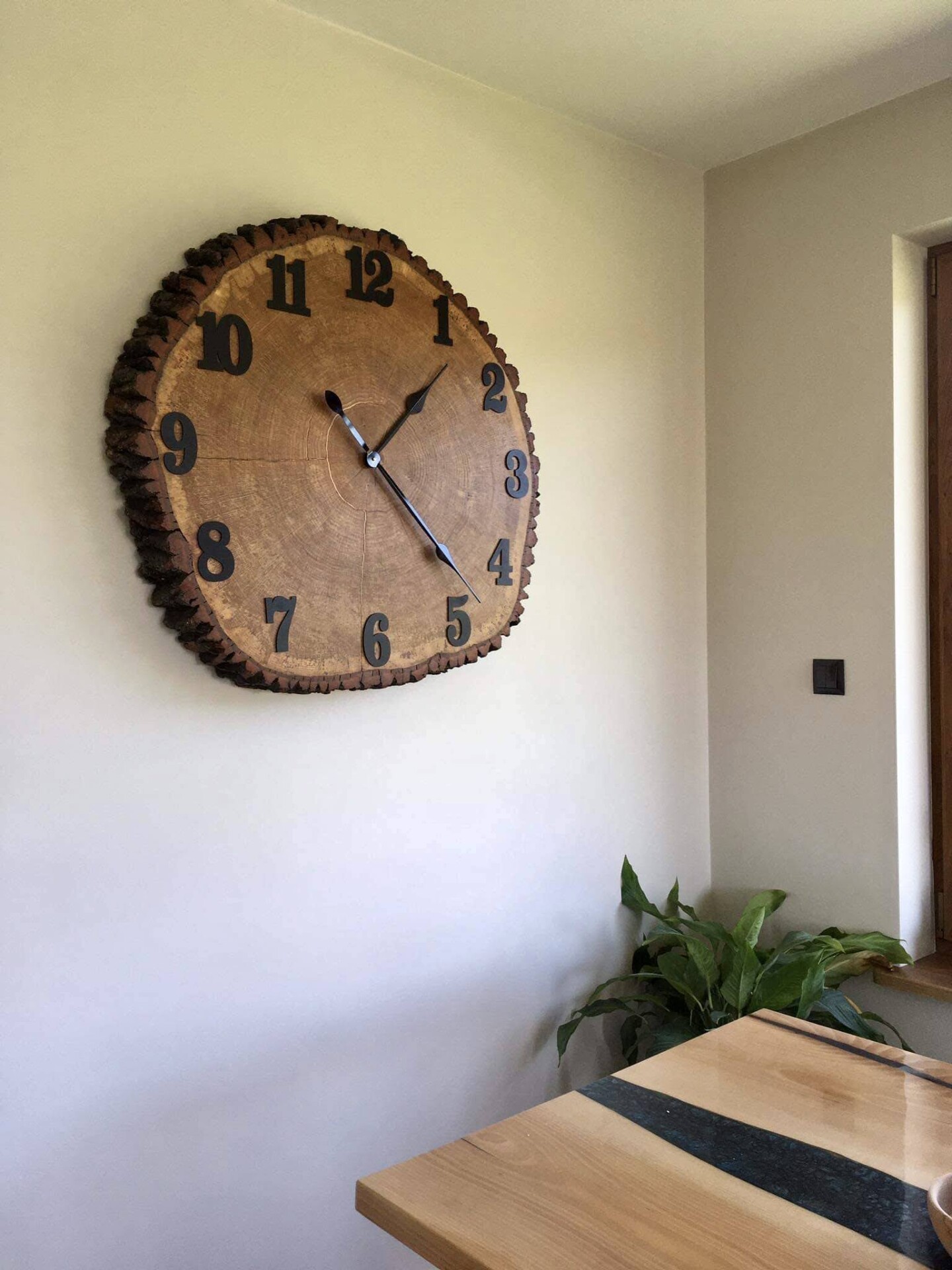 zegary z plastra drewna