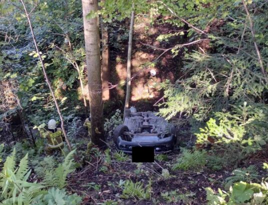 Wisła: Mercedes w potoku. Kierowca wydmuchał 3,5 promila