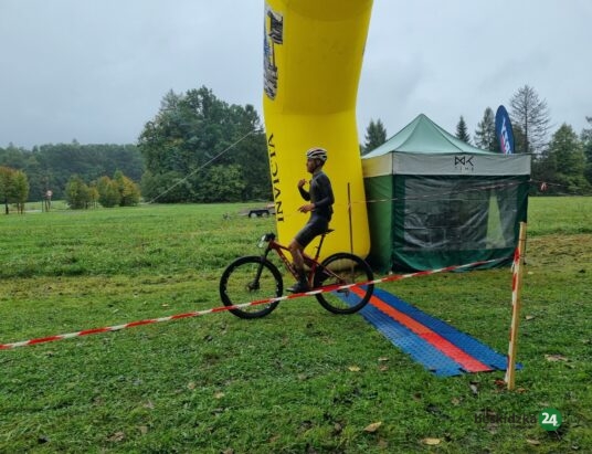 Deszczowo, ale i bojowo oraz z satysfakcją. Zawody Cross Bike Dzięgielów 2023 rozstrzygnięte | ZDJĘCIA