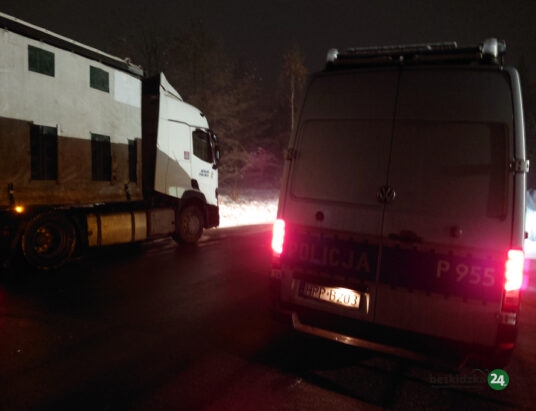 Jasienica: Uderzył naczepą ciężarówki w słup energetyczny – foto