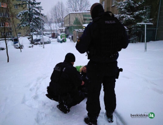 Mężczyzna leżał na śniegu. Powiadomiono służby, pomoc przyszła na czas | ZDJĘCIA