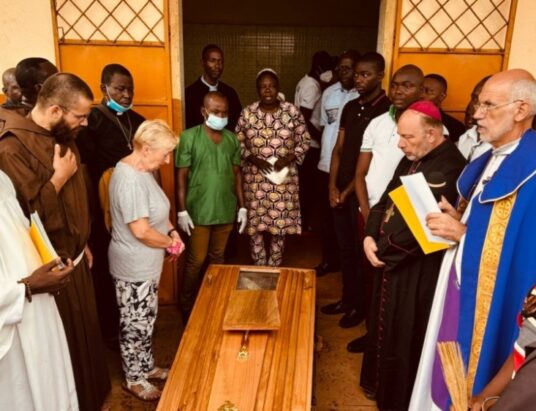 W Afryce zakończyły się uroczystości pogrzebowe biskupa Kusego. W trumnie woreczek z ziemią cieszyńską…