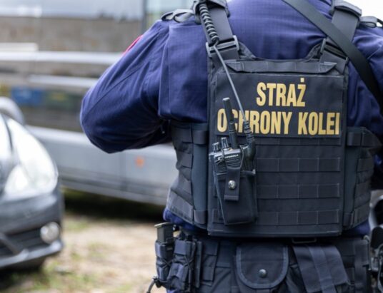 Pijany kierowca wjechał na nasyp kolejowy w Czechowicach-Dziedzicach. Miał blisko 1,5 promila
