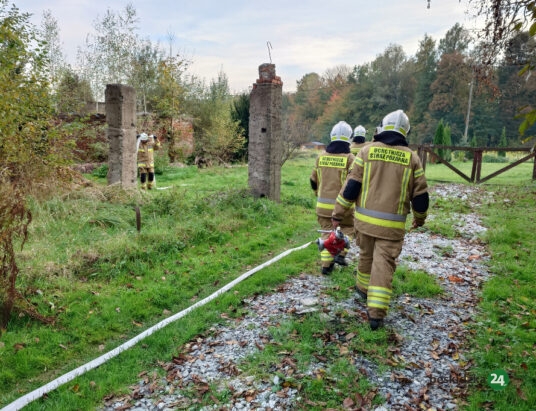 Pisarzowice: Zgłoszono pożar pustostanu. Zapaliła się odzież | ZDJĘCIA