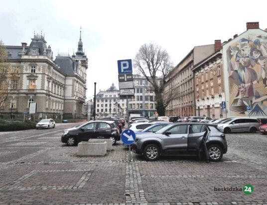 Bariery architektoniczne w centrum Bielska-Białej. Problemem są granitowe kostki