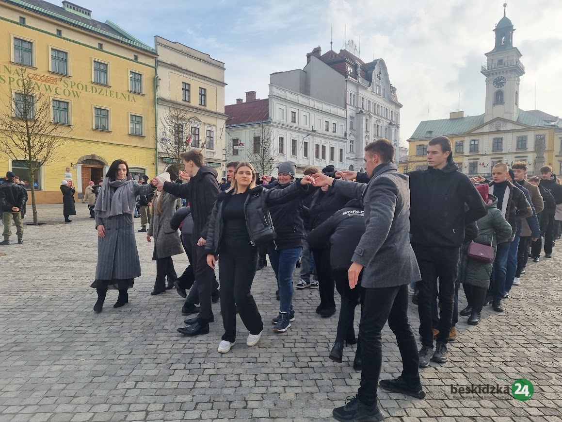 Cieszyński polonez, który łączy pokolenia. Wszyscy mieszkańcy i goście zaproszeni do tańca na rynku