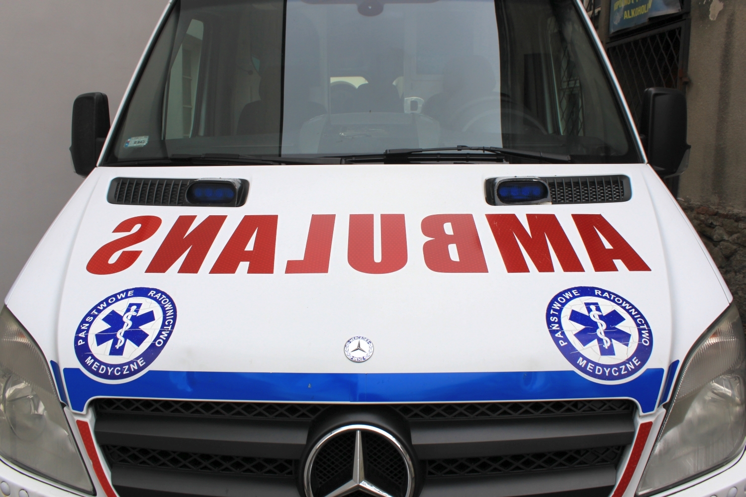 Agresja zamiast wdzięczności. Ratownika skopał choćby pacjent… ze sztuczną nogą