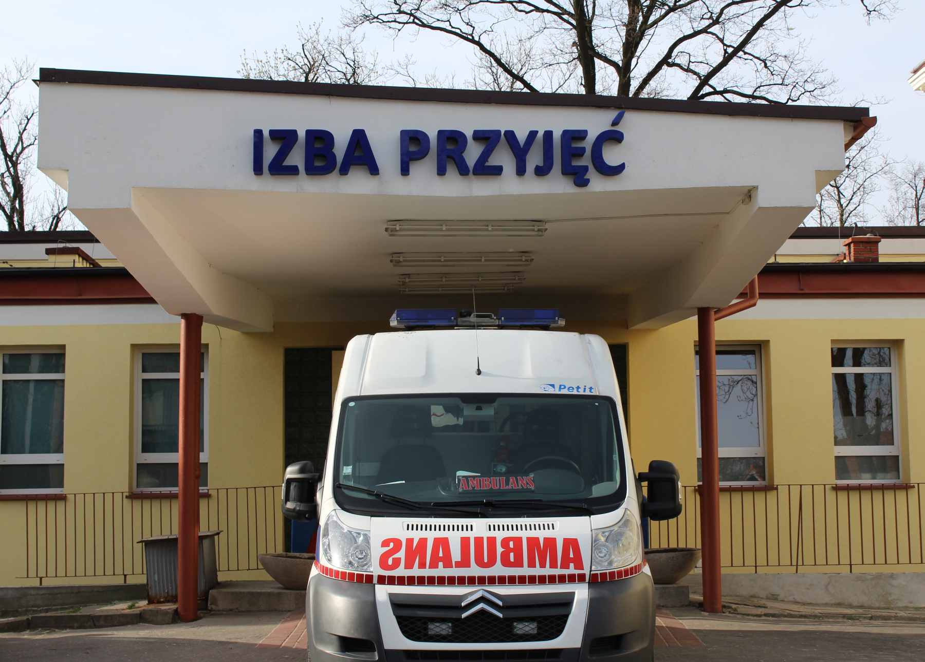 Dramat w Komorowicach. Niemowlak wpadł do stawu