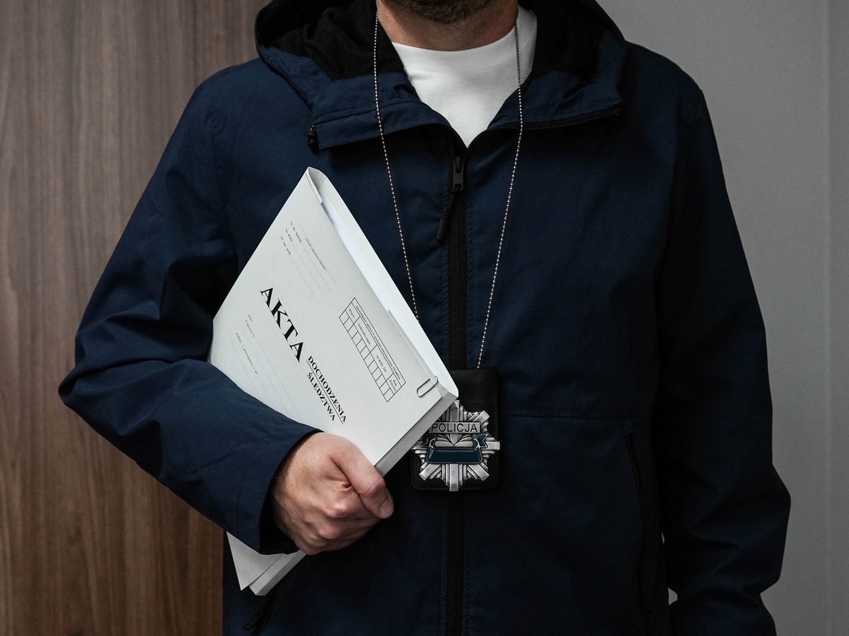 Podszywali się pod policjantów i legitymowali ludzi. Zareagowały dwie nastolatki