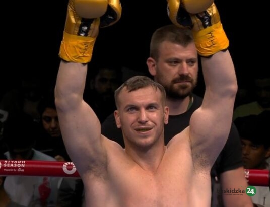 Piętnaste zawodowe zwycięstwo boksera Piotra Łącza