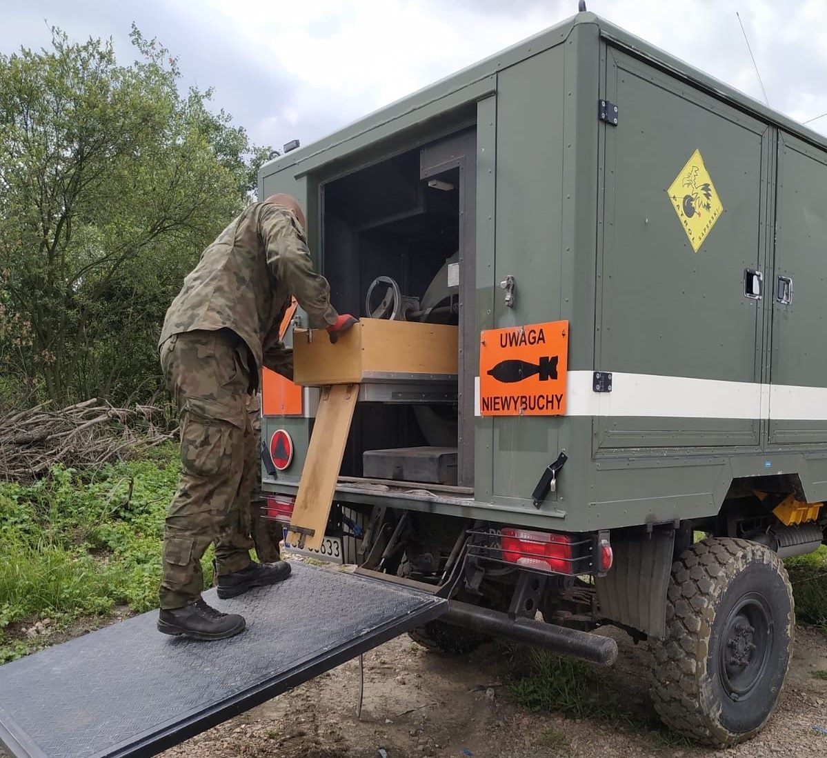 Policjanci przez dobę pilnowali niewybuchu. Pocisk znaleziono w rowie