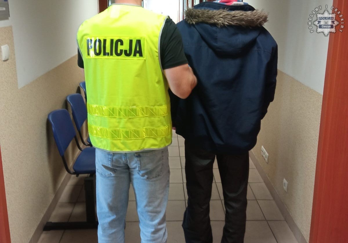 Chciał kupić pierścionek, ale nie miał zamiaru za niego zapłacić. Przed policjantami schował go… w bieliźnie