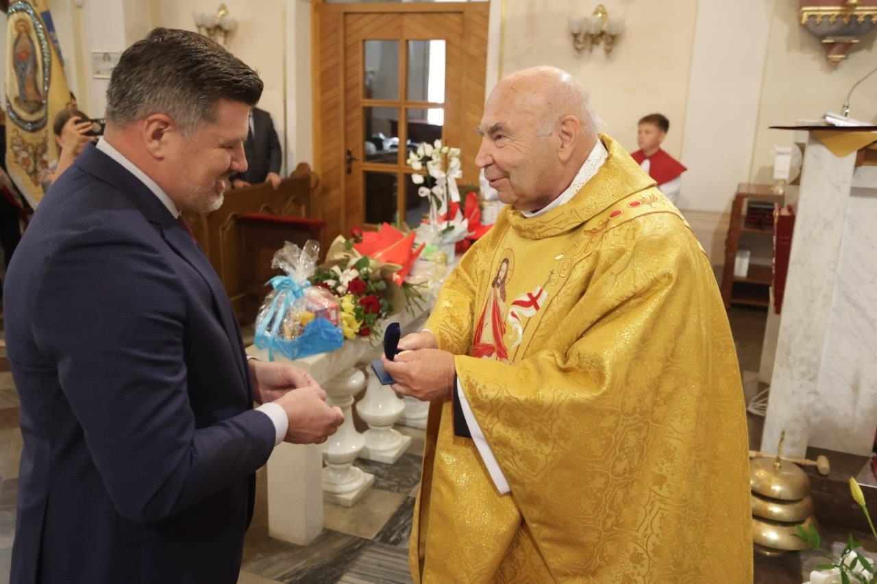 Strumieński kapłan ze Złotą Honorową Odznaką za Zasługi dla Województwa Śląskiego