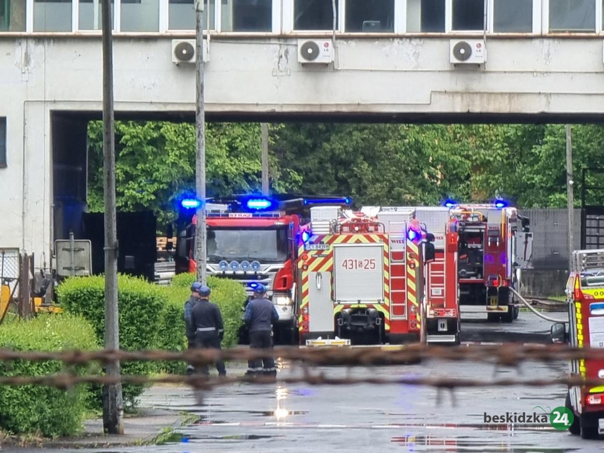 Paliło się w zakładzie produkcyjnym w Skoczowie