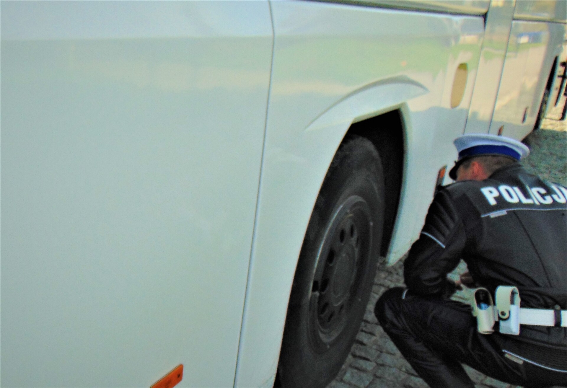 Niesprawnym autokarem na wycieczkę. Kontrola ujawniła poważne uchybienia