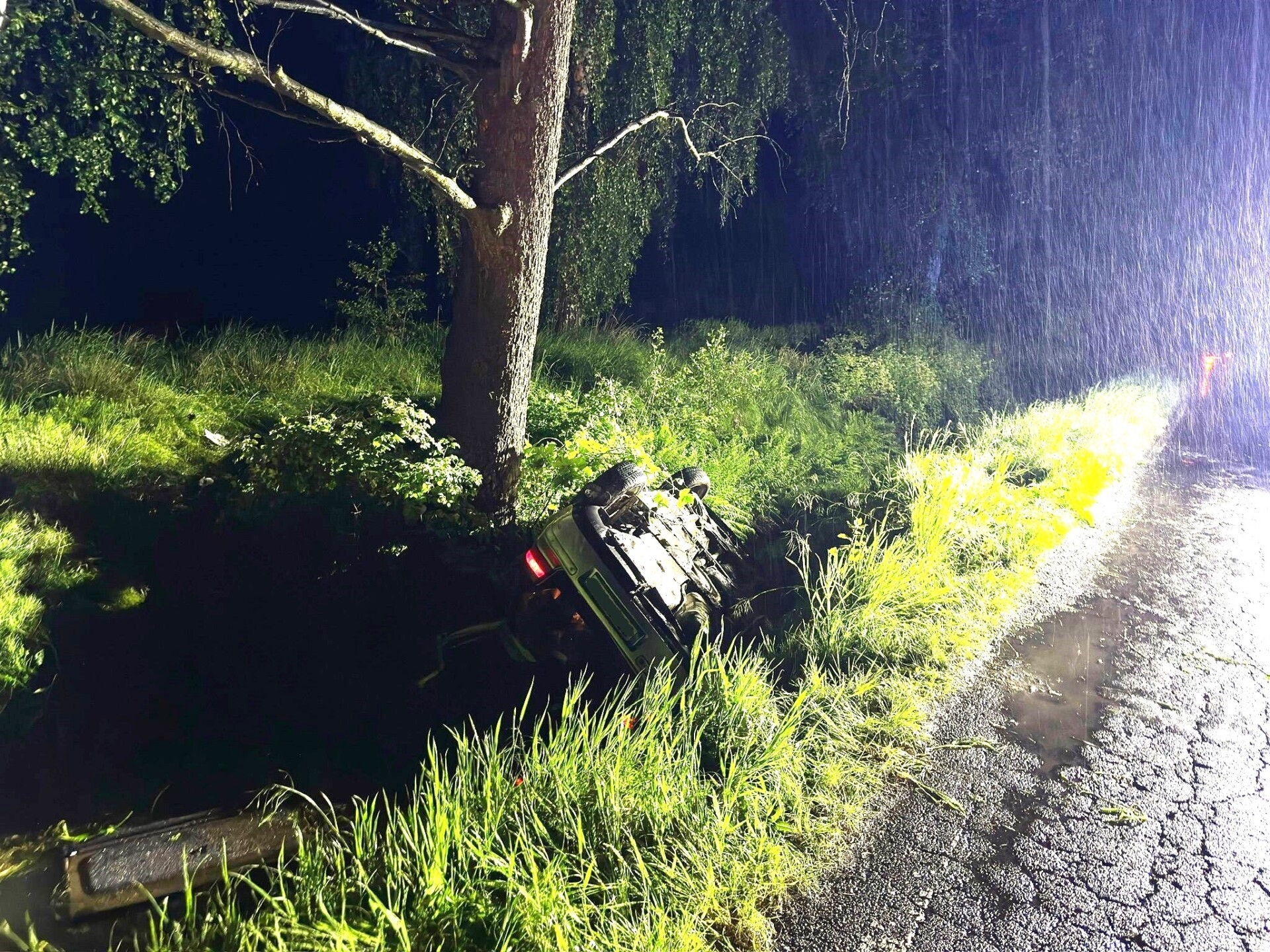 Pechowa przejażdżka nastolatków. Auto wpadło do rowu, trzy osoby ranne – foto