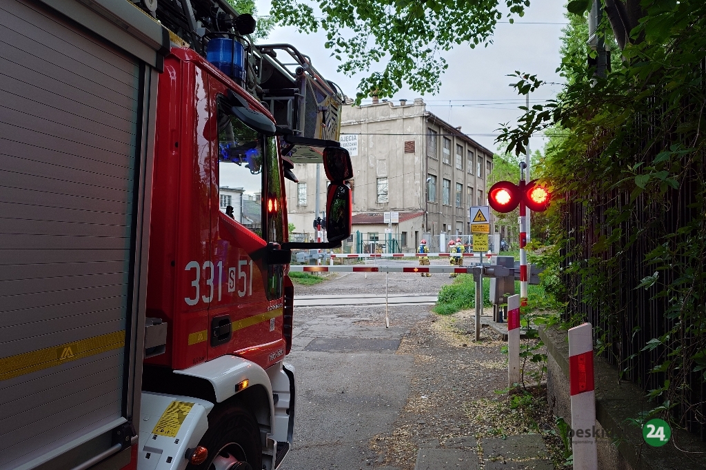 Z ostatniej chwili: Ogień i dym obok budynku. Wysłano cztery zastępy straży pożarnej – foto