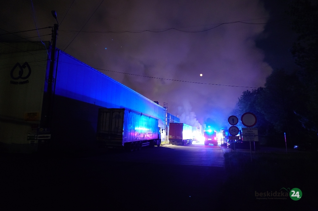 Z ostatniej chwili: Czechowice: Płonie hala. W akcji kilkanaście zastępów – foto