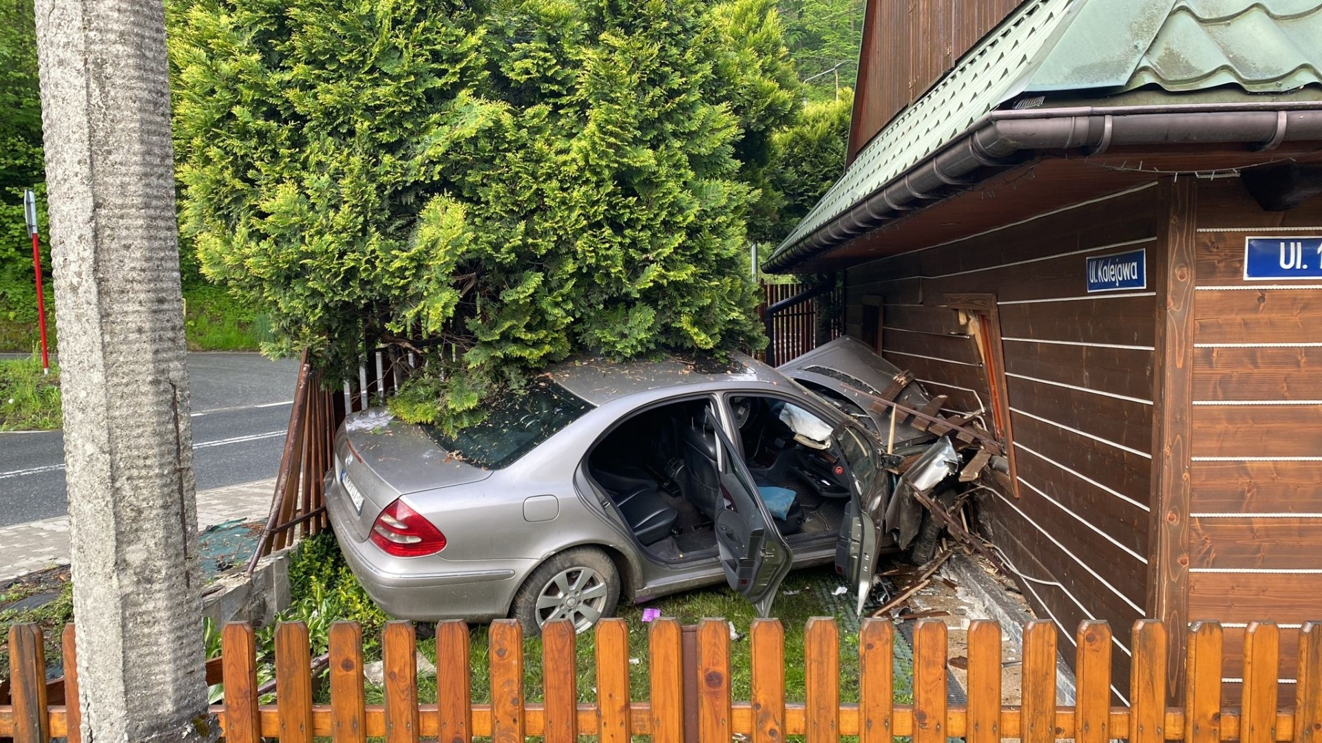 Wisła. Kierowca wypadł z drogi i uderzył w dom