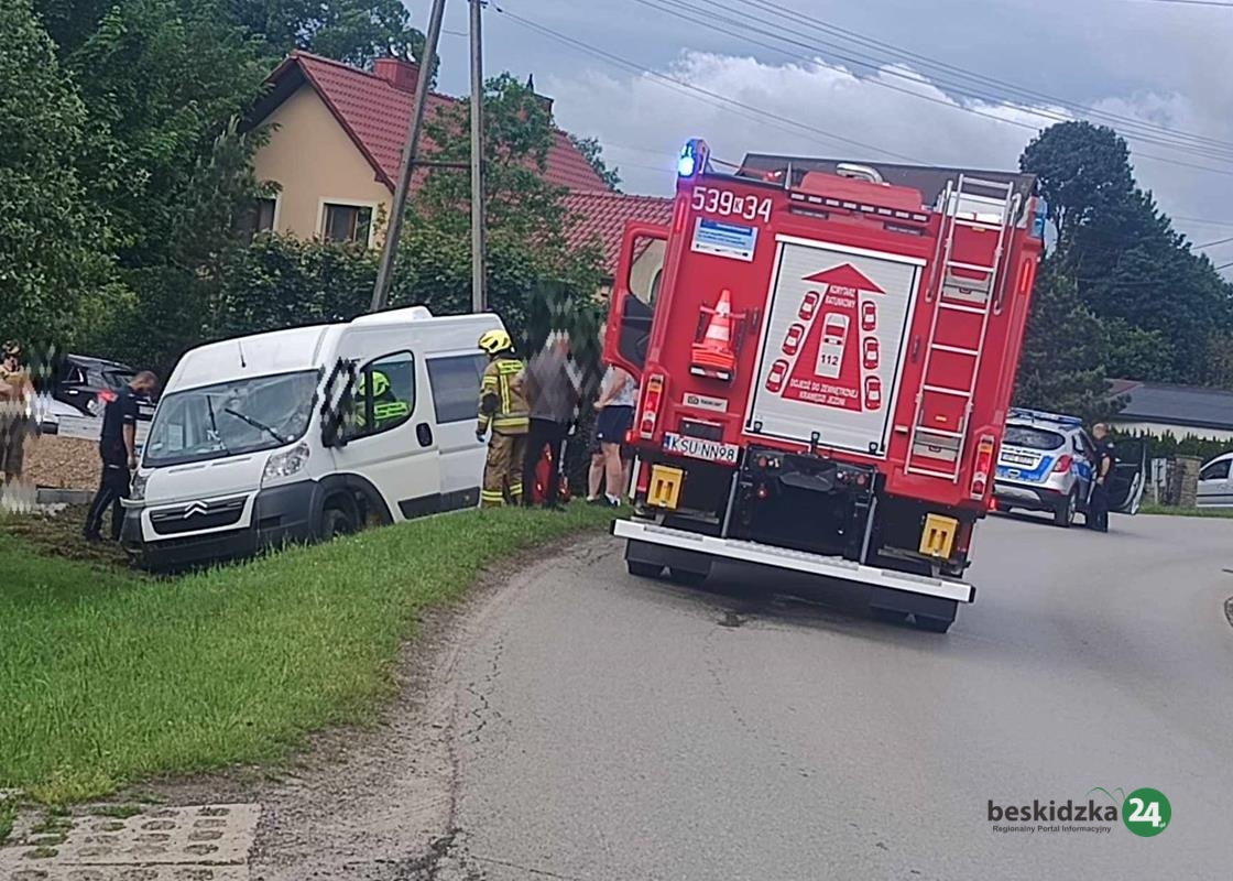 Bus zjechał do rowu. Jedna osoba poszkodowana