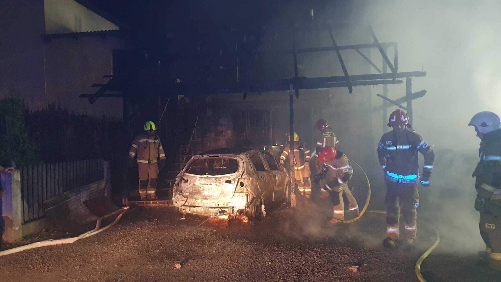 Groźny pożar w Kobiernicach. Ogień zniszczył budynek gospodarczy i samochody | ZDJĘCIA