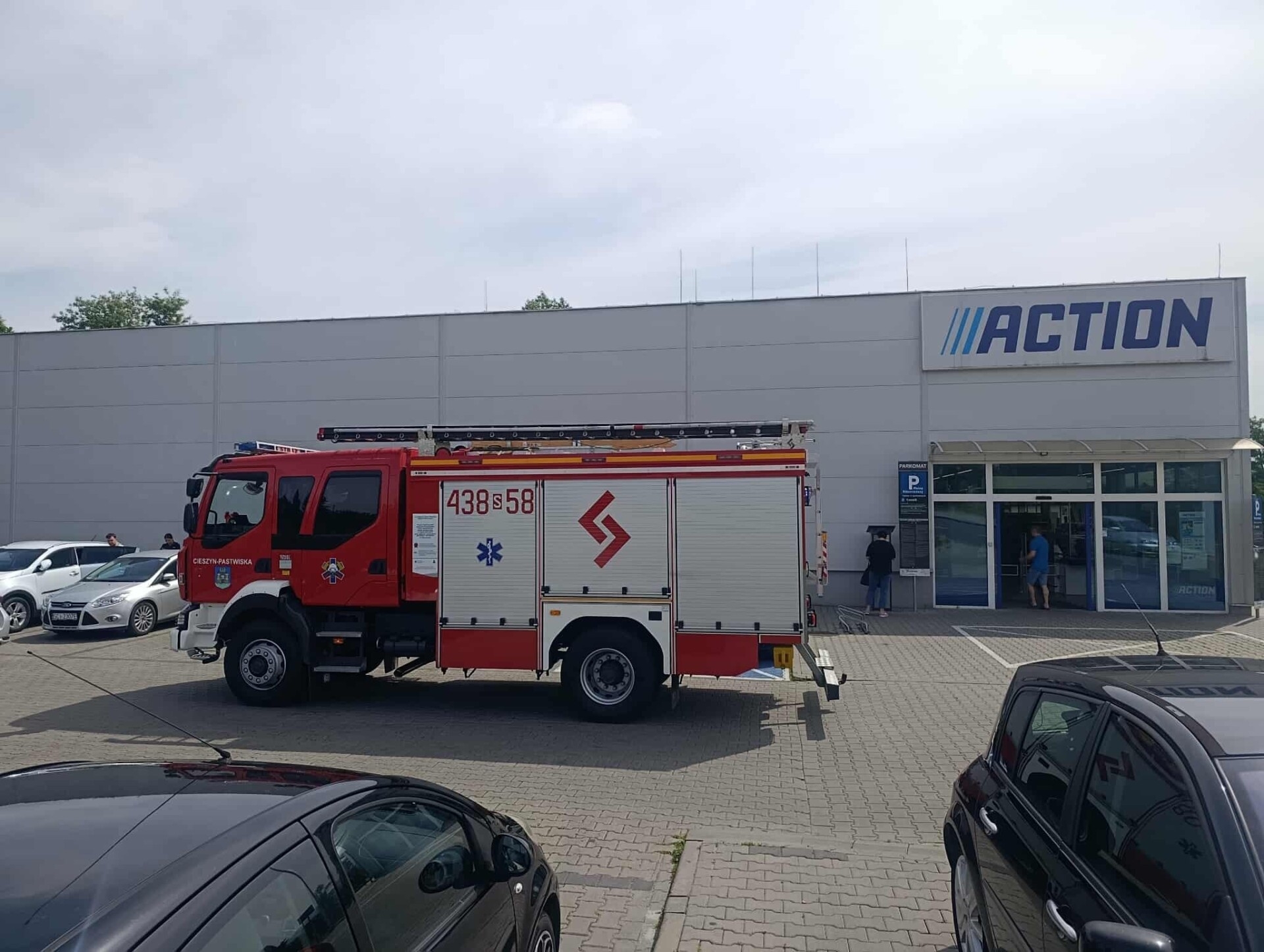 Dziecko pozostawione w samochodzie. Służby zareagowały błyskawicznie