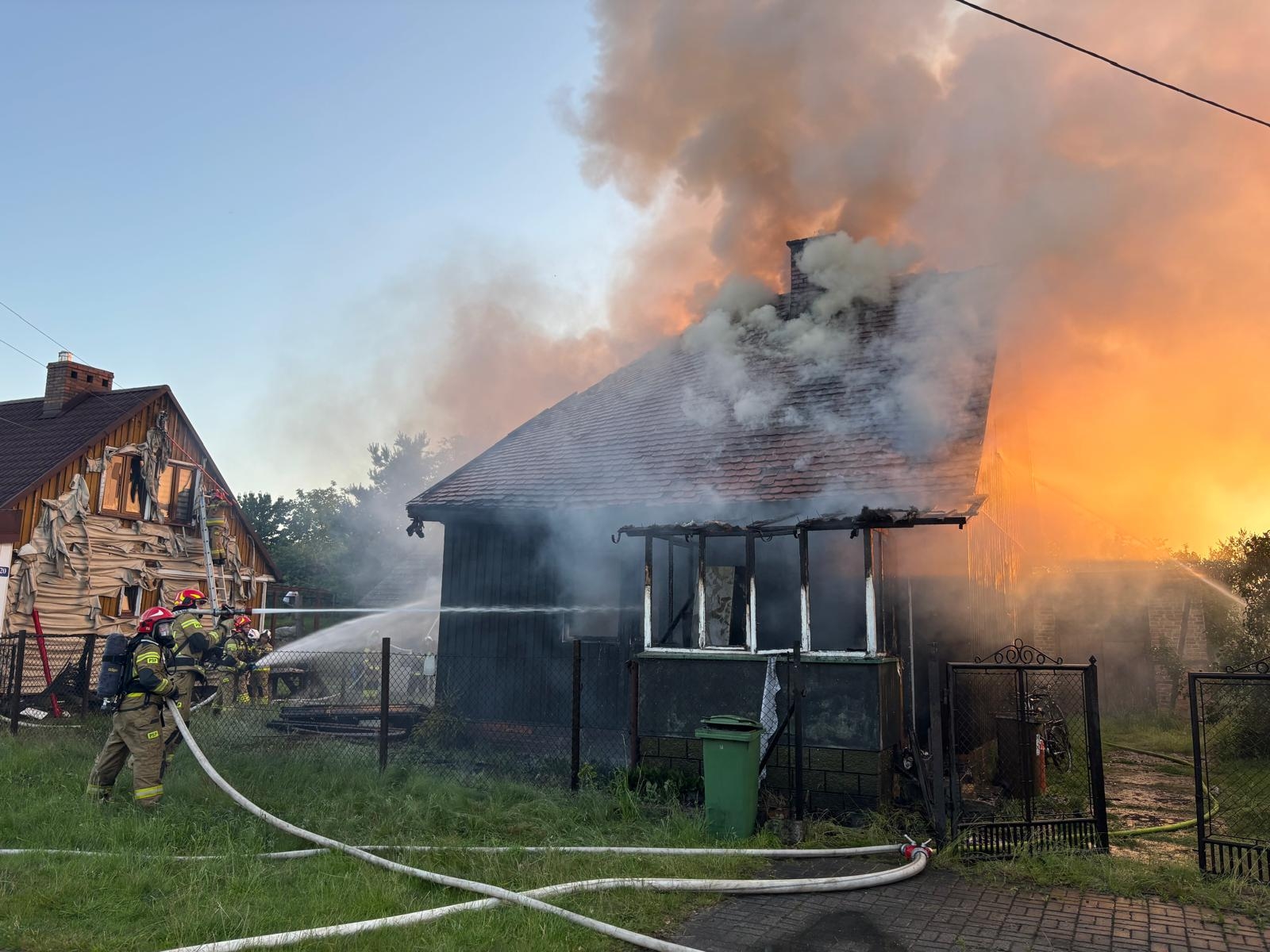 Duży pożar w Brzeszczach. Jedna osoba trafiła do szpitala – foto