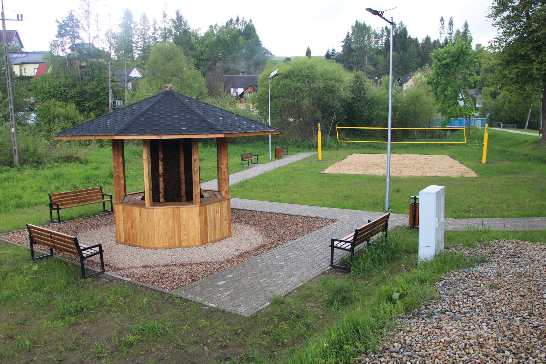 Ostra krytyka tężni i boiska